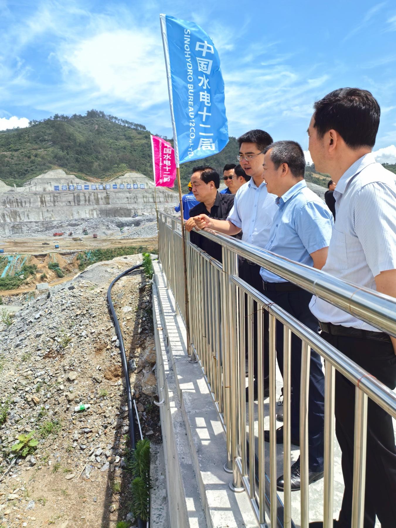 男人站在桥边AI 生成的内容可能不正确。 男人站在桥边AI 生成的内容可能不正确。